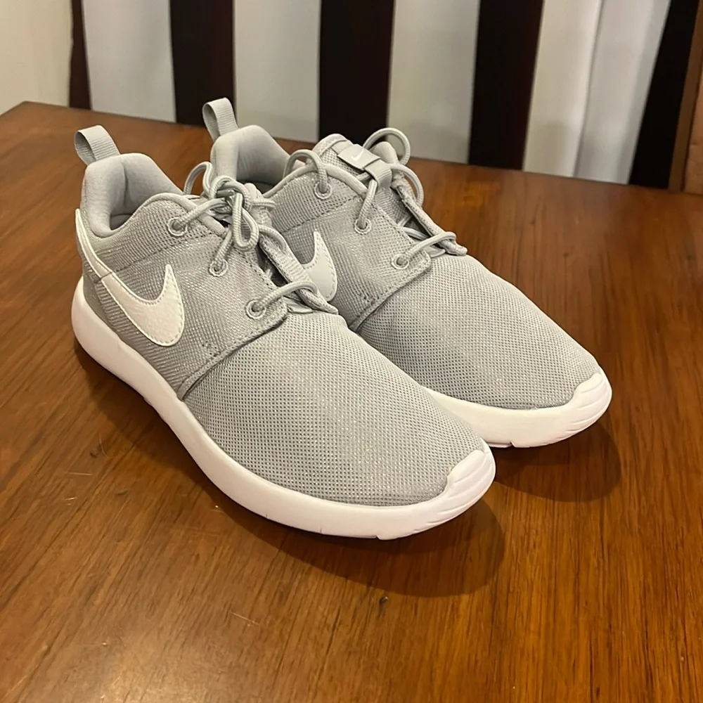 Nike Rosherun Roshe One Shoes Sneakers 749427 033 new Youth Boys Girls Size 2.5Y